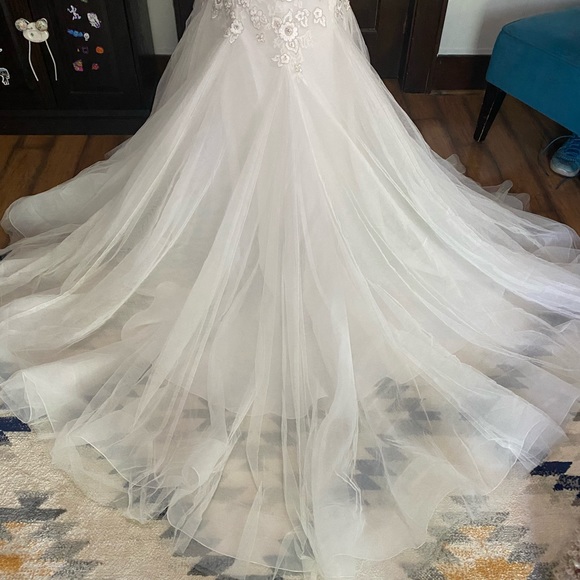 Beautiful by Enzoani Wedding Gown Size 24 NWOT - Picture 10 of 14